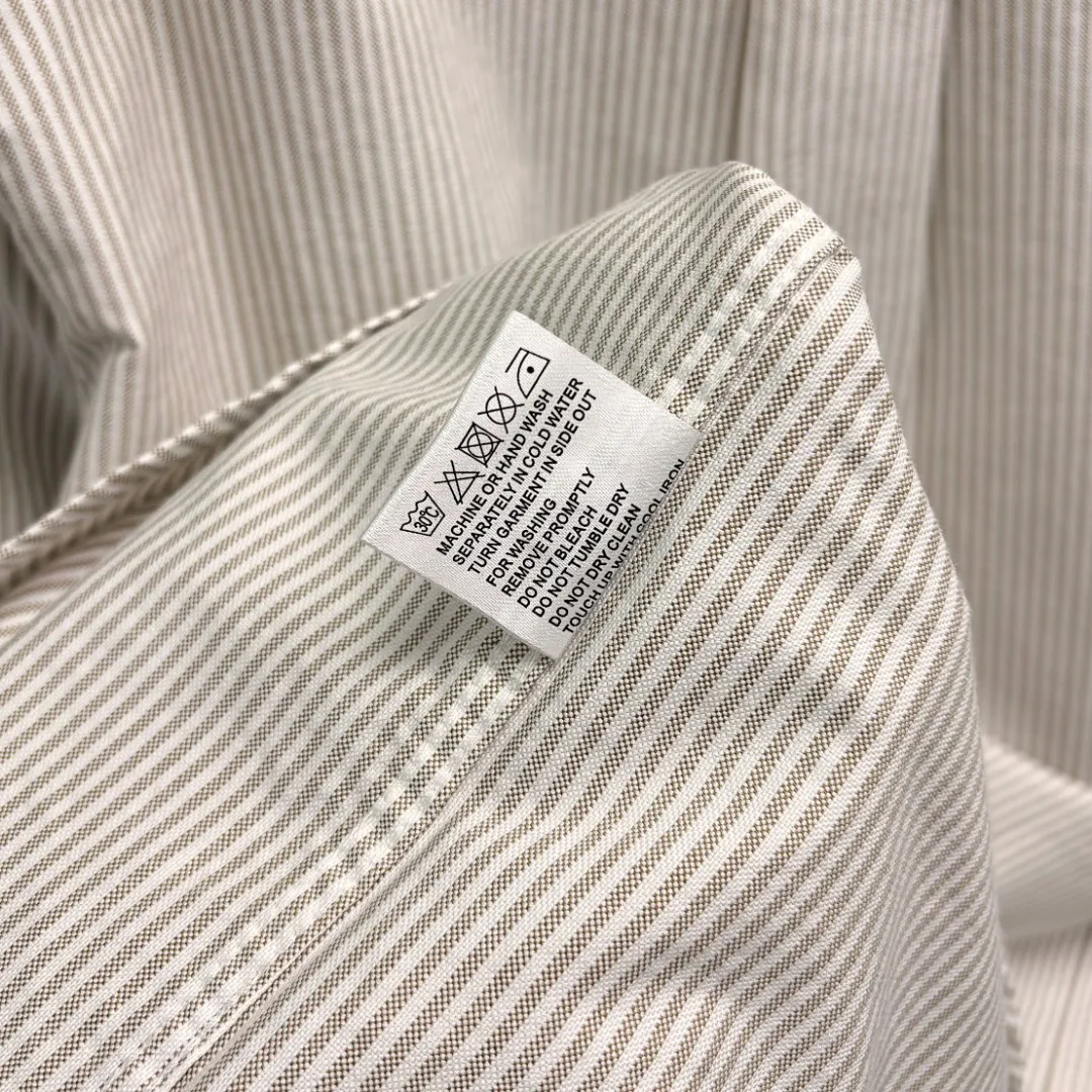 P210 Ralph Lauren/Ralph Lauren cow-like striped embroidered shirt is made of 100% cotton Oxford fabric. The 100% cotton material makes it very breathable. It is comfortable to wear and not easy to sweat. It has a loose fit and has a three-dimensional upper body. The lines are smooth and natural. From the shoulder line to the waistline and then to the hem, the line transition is smooth. There are no unnecessary folds or accumulation. The whole body is neat and stretched. The chest is embellished with the iconic love embroidery. Simple but highly recognizable. The color transition of the embroidery thread is natural. The stitches are even and uniform in size. The stitches can also connect naturally and the lines are smooth and not stiff. Size: S M L XL